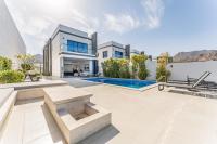 Overlooking Pool & Sea Views Villa with BBQ Facility, Sharm - Al Dana Villa, Al Dana Island by Deluxe Holiday Homes - Chambres d'hôtes Fujairah