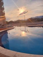 Apto decorado no centro com ar condicionado, piscina, churrasqueira à 5 minutos de caminhada da praia - B&B