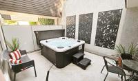Manaaki Alpine Retreat Central CBD - SPA - Garage - B&B