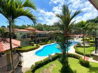 Luxurious 3-Bedroom Condo in Playa Herradura - B&B