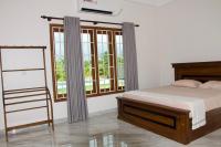 Habitación con cama extragrande y vistas a la piscina