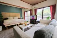 Habitación con cama extragrande y vistas a la montaña