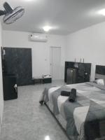 Chambre Lit Queen-Size - Vue sur Piscine