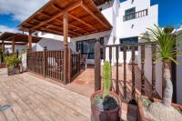 Casa Hibiscus - Shared Pool and BBQ - Close to Seafront Promenade By Lanzarote Vacation Homes - B&B Punta Mujeres