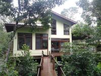 Beach house surrounded by lush nature - B&B São Sebastião