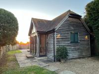 The Acorn luxury lodge - walk to Goodwood Revival - B&B Chichester