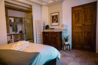 Habitación con cama extragrande y vistas al jardín