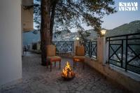 StayVista at The Northern Lake House with Balcony - Chambres d’hôtes Naini Tāl