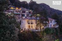 StayVista at The Northern Lake House with Balcony - Chambres d’hôtes