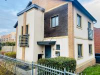 Modern detached large House in City with PARKING - B&B