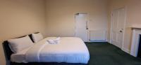 Zimmer mit Kingsize-Bett