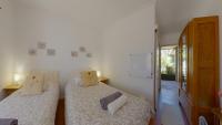Tweepersoonskamer met 2 Aparte Bedden en Eigen Badkamer