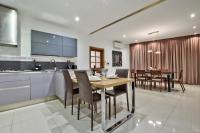 Modern 200sqm 4 bedroom Apartment with side sea view Sleeps 11 - B&B Sliema