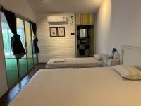Dreibettzimmer mit Gartenblick