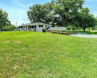 Private 1.35-Acre Estate | Hot Tub, Pool Hall & Courts | Sleeps 11 - Bed and Breakfast Nashville