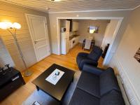 2 roms kjellerleilighet med separat soverom - B&B