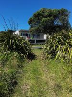 Spectacular beachfront holiday home - B&B Mahia
