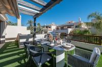 VACATION MARBELLA I The Sovereign Penthouse, Large Communal Pool, 24h Security, 5min to Puerto Banus - Chambres d’hôtes Marbella
