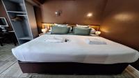 Zimmer mit Kingsize-Bett und Poolblick