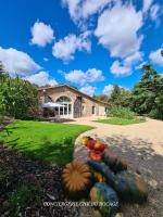 Gîte Le Puy Martineau piscine privée intérieure chauffée terrain arboré à 10 min du Puy du Fo - Chambres d'hôtes Saint-Mars-la-Réorthe