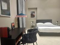 Zimmer mit Kingsize-Bett und Balkon