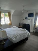 Zimmer mit Kingsize-Bett und Meerblick
