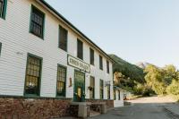 Chico Hot Springs Resort - B&B White City