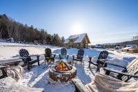 Walk to Village! Stunning timber chalet! Hot-Tub, Bonfire & more! - Chambres d'hôtes Ellicottville