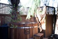 Urban Oasis with Cedar Hot Tub - Bed and Breakfast Seattle