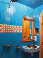 Camera Matrimoniale con Doccia Privata e Servizi Igienici in Comune