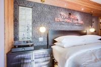 The Salome - ADA Friendly at The Louie Boutique Motel, Walk to Everything! Dog Friendly! - Chambres d'hôtes Newport