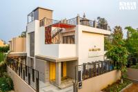 StayVista at La Belle Vue - Lawn, Pool & Bar - B&B Karjat
