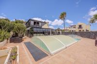 Luxury Canarian villa with large pool and guesthouse - B&B Teguise
