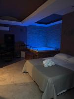 Habitación con cama extragrande y bañera de hidromasaje
