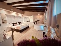 Habitación cama extragrande con bañera de hidromasaje NO Pet Friendly