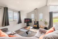 Haven Lodge Kirkby In Furness, with views to the estuary and hot tub, ideal romantic break - Chambres d'hôtes Soutergate
