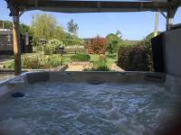 Dassia-Rural Bungalow, Dog Friendly with Hot Tub Near Gurnard - B&B