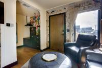 The Sun King at The Louie Boutique Motel, Walk to Everything! Dog Friendly! - Chambres d'hôtes Newport