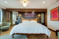 The Berry at The Louie Boutique Motel, Walk to Everything! Dog Friendly! - Chambres d'hôtes Newport