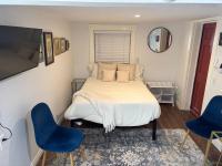 Sunny Golden Hill Studio! Fully Stocked - near DT - B&B
