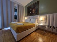 Doppelzimmer mit eigenem Bad außerhalb des Zimmers und Balkon