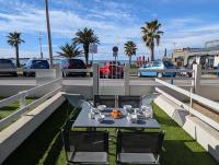 Sol-y-Days Goeland, Appartement avec terrasse front de mer et place de parking en centre-ville - Chambres d'hôtes Le Grau-du-Roi