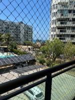 Amplo Apartamento de 3 quartos na Barra da Tijuca, pertinho da praia, super bem decorado e equipado, limpíssimo, cheiroso, novinho, com suíte, lavabo, varandão, piscina, portaria 24 horas, perto de bares e restaurantes - B&B Rio de Janeiro