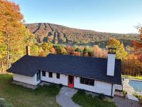 La Bella Vista - Mid-Century Chalet with Pool and Panoramic Ski hill and Sunset Views - B&B Lac-Brome