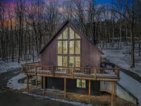 Sqyrls Nest - Hot Tub, Pet Friendly, Screen Porch, Grill, Wifi, Fire Pit, Deck, View, Family Friendly, Game Room, Shuffle Board, Wood Stove - B&B