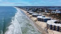 Oceanfront Bliss- Sand and Views at Watchin Waves - Bed and Breakfast North Topsail Beach