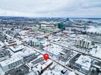 Separate 3BR Family Friendly Apartments, Separate Floors, 5 Minutes Walk to The Fallsview with Free Parking & Wine - Chambres d'hôtes Chutes Niagara