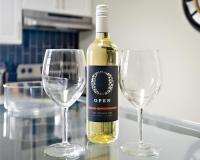 Separate 3BR Family Friendly Apartments, Separate Floors, 5 Minutes Walk to The Fallsview with Free Parking & Wine - B&B Niagara Falls