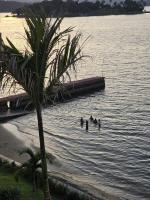 Angra dos Reis casa linear 5 suítes na beira da praia, piscina, churrasqueira, varanda ampla de frente pro mar - Chambres d'hôtes Angra dos Reis