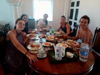 Zimmer mit Kingsize-Bett und Gartenblick. 